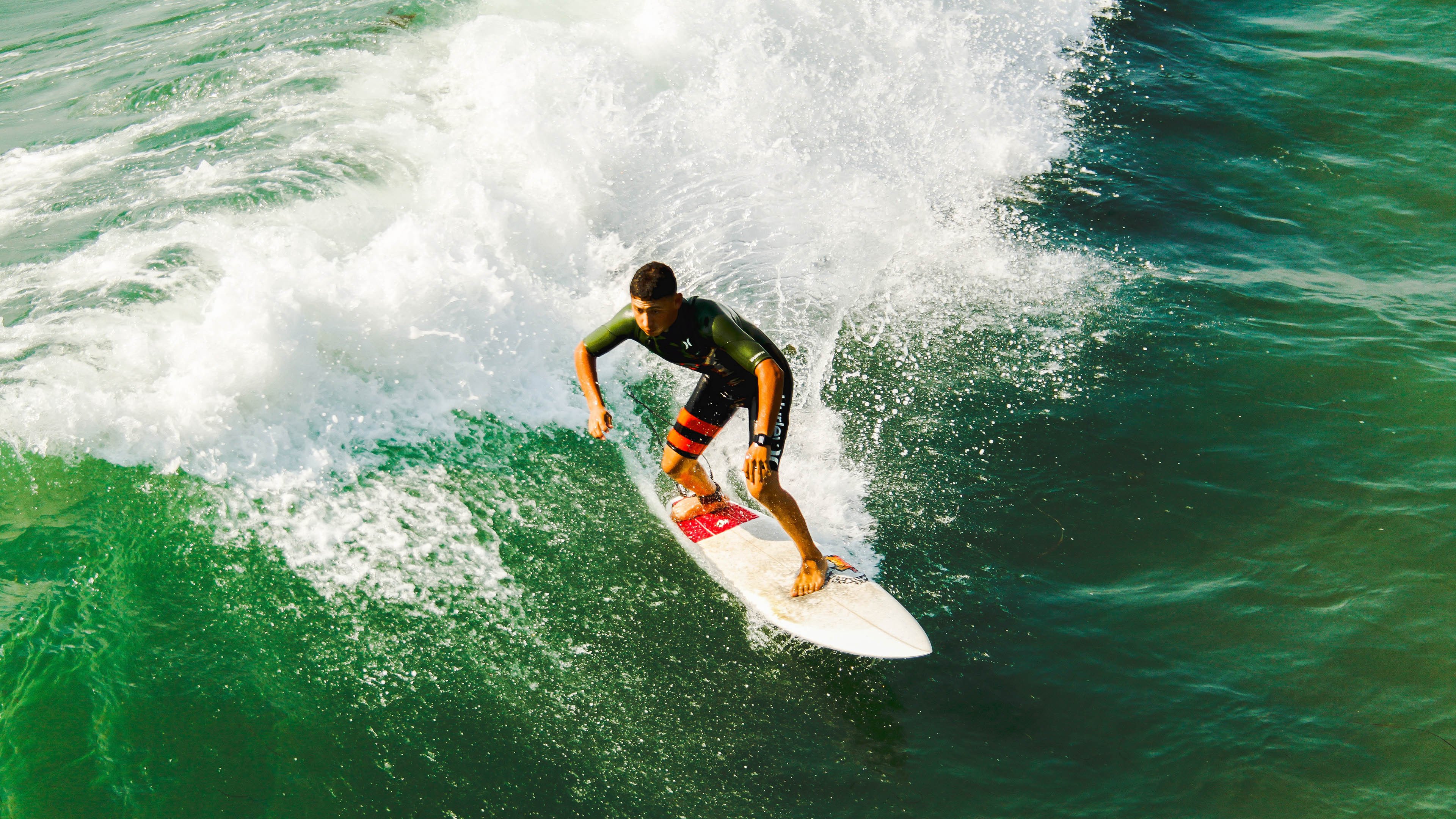 雷霆轻取上海队，克莱带队取胜，一场跨越文化的篮球对话