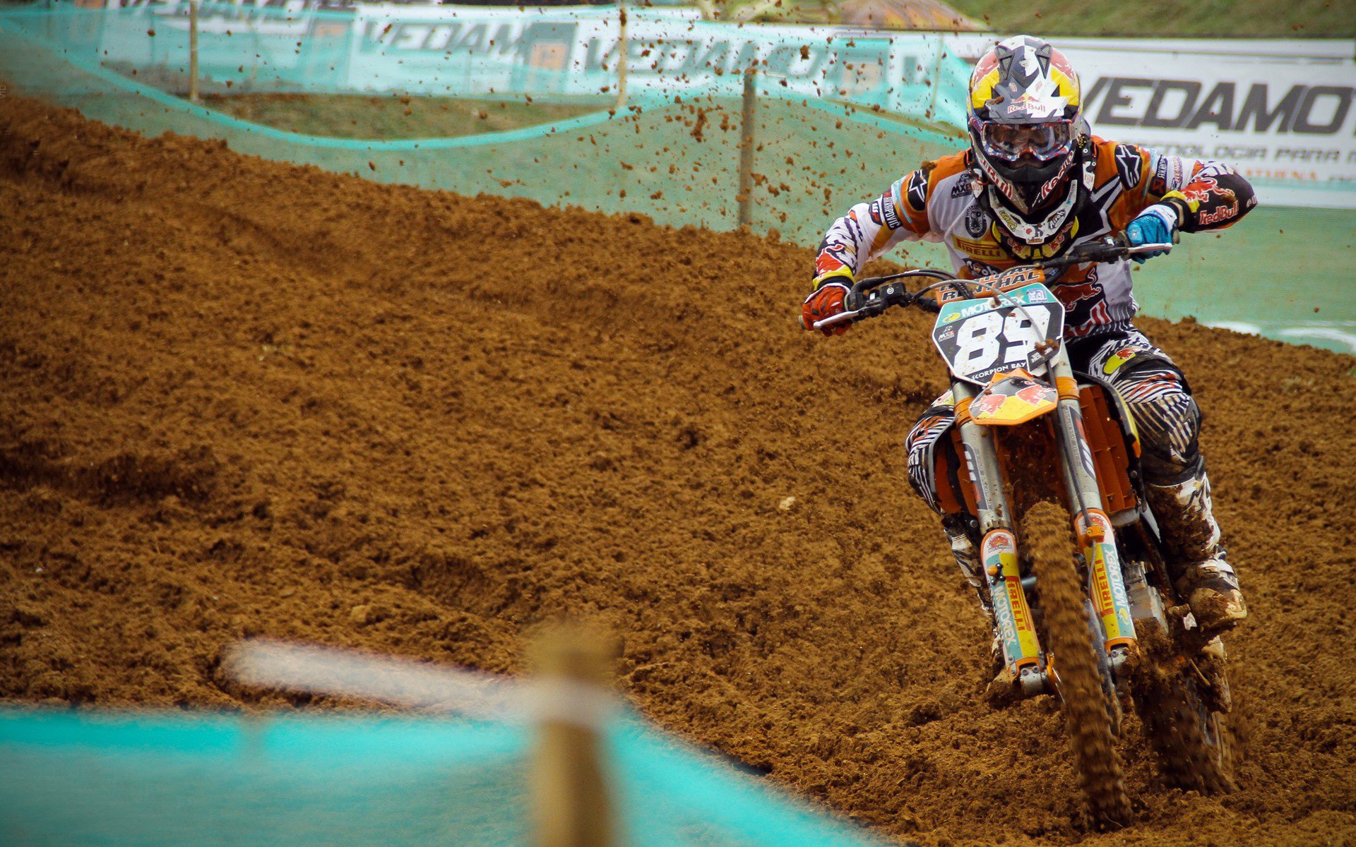 赛道上的绝对主宰，红牛车队碾压阿斯顿马丁，周冠宇统治全场